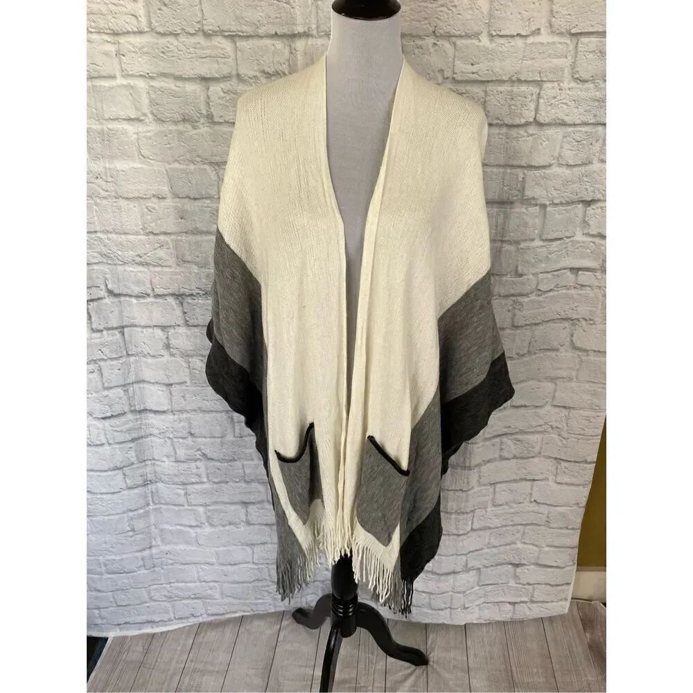 Apt 9 women OS sweater wrap with front pockets & fringe hem white/grey